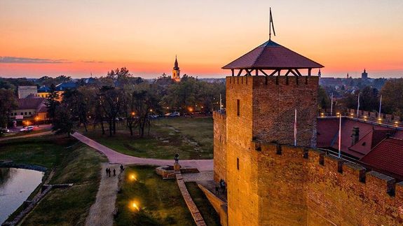 A Gyulai Vr s krnyke, ma, esti fnyben. Kp forrsa: Visit Gyula   