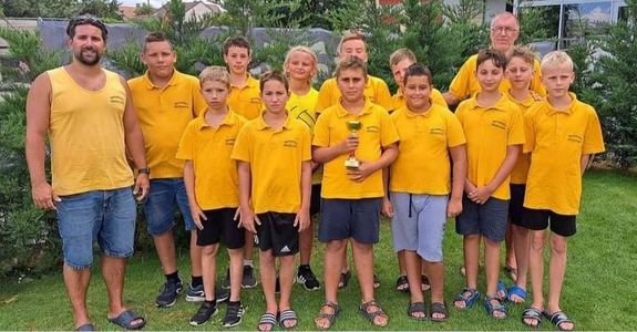 Az Aradon megrendezett nemzetkzi gyermek III. korosztlyos tornn szerepl bkscsabai egyttes edzjvel, Katona Pterrel (balra) s a klub „mindenesvel”, Mk Istvnnal (htul)