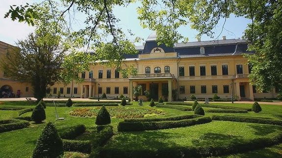 A Gyulai Almsy-kastly Ltogatkzpont parkjban, a kastlypt Harruckern br szlfalujnak muzsikusai lpnek fel vasrnap, 17 rtl. A kpen a kastly s parkjnak rszlete. Kp forrsa: YouTube