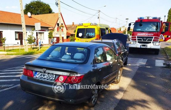 Kt szemlygpkocsi tkztt Szeghalmon, a Szchenyi utcban. Kp: Bks Vrmegyei Katasztrfavdelmi Igazgatsg