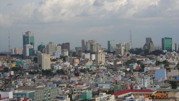 Ho Si Minh-vros - korbbi nevn Saigon -, Vietnm legnagyobb vrosa, az orszg dli rszn, a Saigon foly partjn tallhat. A vros ltkpe. Forrs s kp: Wikipdia