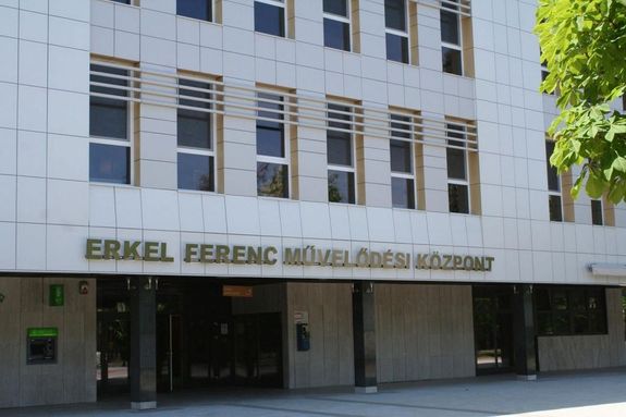 Az Erkel Ferenc Mveldsi Kzpontban, ma kezddik az I. Gyulai Orszgos Mazsorett Fesztivl. Kp forrsa: programturizmus.hu