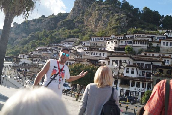 Tth Andrs s az UNESCO vilgrksg rsze, az ezerablakos hz Beratban (Forrs: Sipos Istvn-archvum)