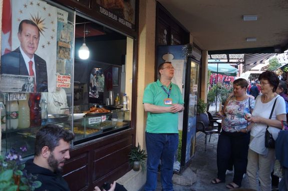 Mihalj Bibija a szkopjei bazrsoron, helybliknt, mgis magyarul beszl a magyarokhoz (Forrs: Sipos Istvn-archvum)