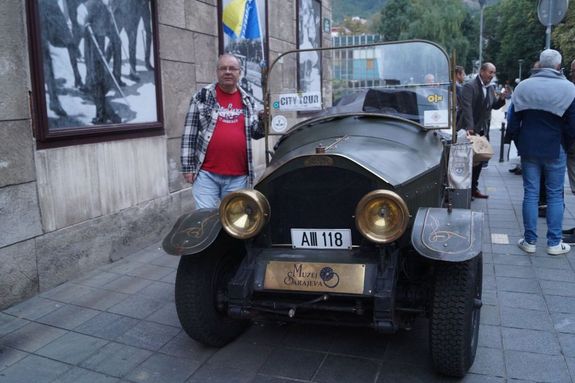 Egy kis kitr Szarajevn. Sipos Istvn azt az autt jrta krbe, amely 1914. jnius 28-n vitte Ferenc Ferdinnd fherceget s felesgt, Chotek Zsfit. ppen ezen a helyen kvettk el a mernyletet a trnrks pr ellen, mely utn kirobbant az els vilghbor (Forrs: Sipos Istvn-archvum)