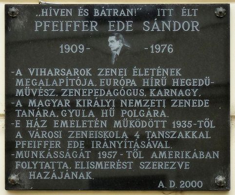 Pfeiffer Ede Sndor emlktbljt 2000-ben kszttette a Gyulai Zenei Napok Alaptvny, 2001. jlius 20-n avattk, Gyuln, a Munkcsy Mihly utca 1. - Megyehz utca 10. szm pleten. Kp forrsa: Wikimedia Commons