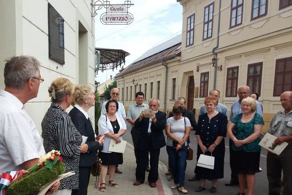 Megemlkezs 2018. szeptember 15-n, Gyuln, Pfeiffer Ede Sndor emlktbljnl. A kpen visszaemlkezik Neszlnyi Judith (vagy Neszlnyi-Pfeiffer Judith), Pfeiffer Ede Sndor lnya. Kp: Szke Margit – Vitalap.hu