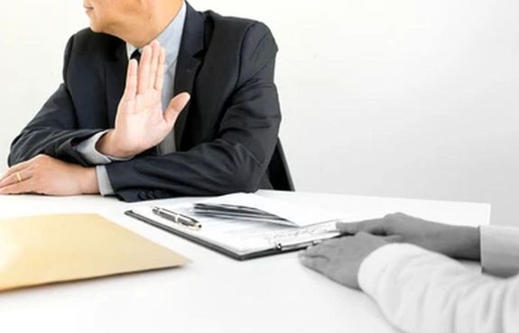  A 22 ves, bkscsabai frfi vesztegetssel akarta rvenni a telepvezett, hogy igazolja a kzrdek munka bntetsnek letltst. A kp illusztrci. Kp: Shutterstock   