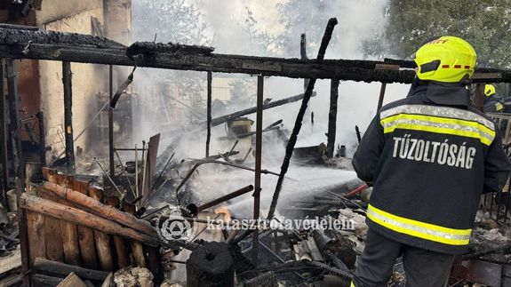 Kigyulladt egy mellkplet, Magyarbnhegyesen, a Kossuth utcban. Kp forrsa: Bks Vrmegyei Katasztrfavdelmi Igazgatsg)
