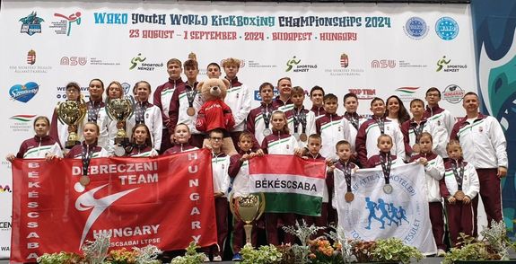 A legnagyobb ltszmmal a bkscsabai Jzsef Attila Laktelepi Tmegsport Egyeslet kick-box szakosztlynak point-fighting csapata, a Debreczeni team vett rszt a vilgbajnoksgon, nagyszm rmet is hoztak. Kp forrsa: Szerz   