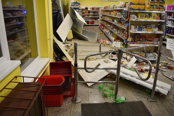 Medgyesegyhzn, a sofr szeptember 28-n, autstl rontott be az zletbe. Kpek: Police.hu   