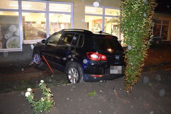 Medgyesegyhzn, a sofr szeptember 28-n, autstl rontott be az zletbe. Kpek: Police.hu   