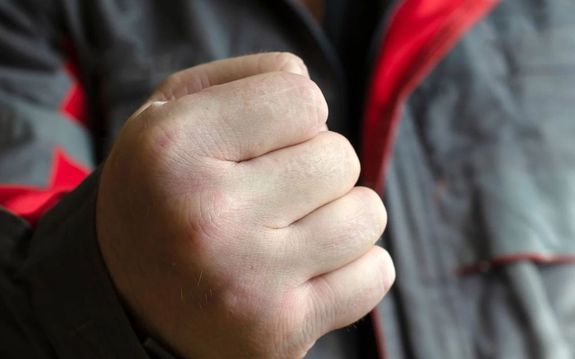 Az ittas frfi a kapujukban rte utol a bartjt s prjt. Bartjt htulrl megragadta, s amikor az megfordult, megttte a fejn, az arcn. A bart megbocstott, de a frfi kzterleten kvette el a bntalmazst. A kp illusztrci. Kp: Shutterstock   