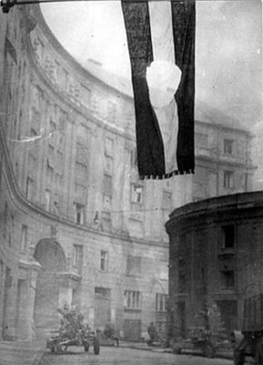  Budapesten, a Corvin kz a forradalom s szabadsgharc alatt, a Rkosi-cmertl megfosztott, lyukas zszlval. Forrs s kp: Wikipdia   