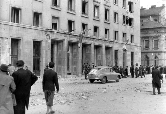 Mentaut az MDP budapesti bizottsgnak szkhza eltt, csata utn. Kp: Fortepan. Kp forrsa: Wikipdia   