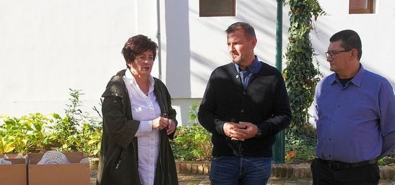  Az tad s az tvevk, kedden, az tads napjn, a Ladics-hz udvarn. A kpen, balrl jobbra: Fekete-Dombi Ildik, az Erkel Ferenc Nonprofit Kft. killthelyekrt felels gyvezet igazgatja, Liska Andrs, az Erkel Ferenc Mzeum szakmai vezetje s Dzsi Jnos, a Mogyorssy Jnos Vrosi Knyvtr igazgatja. Kp forrsa: Ladics-hz Facebook-oldala      