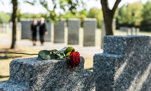 Mindenszentekkor, halottak napjn s a krnyez napokon, megemlkezk keresik fel a temetket. A kp illusztrci. Kp: Depositphotos   