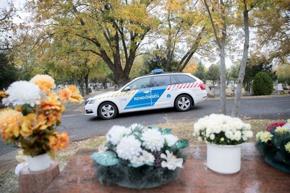 Vigyzzanak magukra, egymsra, s vdjk kzsen rtekeinket, hogy a megemlkezs percei valban nyugalomban teljenek – kri a rendrsg. Kp forrsa: Police.hu