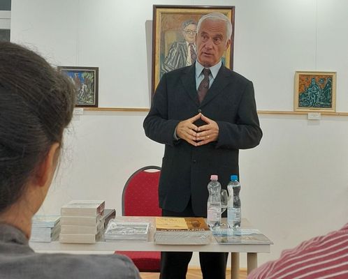 Dr. Reisinger Jnos fjlalta a tma irnti gyr rdekldst. Kp: Szerz