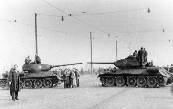Szovjet tankok zrjk el 1956-ban, Budapesten, a Margit hidat. Kp: Fortepan / Hzy Zsolt. Kp forrsa: Wikipdia