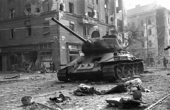 Kigett szovjet tank Budapesten, 1956-ban, a Corvin-kzben. Kp: Fortepan. Kp forrsa: Wikipdia