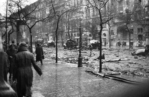 : Budapesten, a Ferenc krt 1956-ban, a Forgszl hadmvelet sznetben. Kp: Fortepan. Kp forrsa: Wikipdia