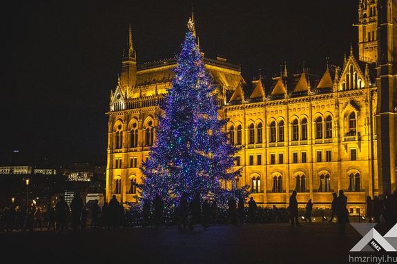 Ilyen volt 2023-ban, az orsz�g kar�csonyf�ja, �nnepi f�nyekben, a Parlament el�tt. K�p: honvedelem.hu   