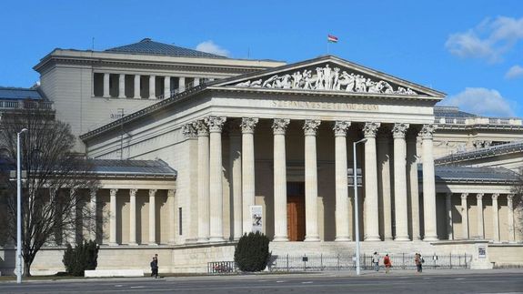  A Szpmvszeti Mzeum llami alapts s fenntarts orszgos mzeum Budapesten, a  Hsk tere memlkegyttesnek rszeknt, Budapest vilgrksgi helyszne.  A mzeum 1900-tl 1906-ig plt, Schickedanz Albert s Herzog Flp Ferenc tervei alapjn, neorenesznsz s neoklasszicista stlusban. Forrs Wikipdia. Kp forrsa: csodalatosbudapest.hu