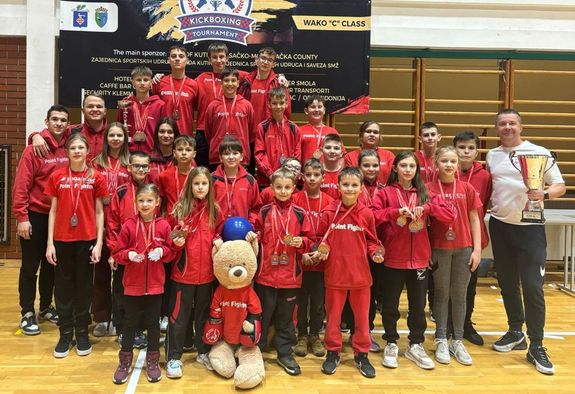 A Bks Megyei Harcmvsz Szvetsg klubjai kzl a bkscsabai JALTE- Debreczeni team grdja ltogatott Kutinba, ahol megnyertk a csapatversenyt a megszerzett 16 arany-, 10 ezst- s 16 bronzremmel. Kp forrsa: Szerz