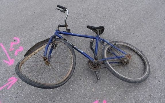 A nagysznsi frfi az tkzs elkerlse rdekben, a lass jrmvel megkezdte a visszatrst az ttest jobb oldali szle fel, azonban ekzben, htulrl nekitkztt az eltte kerkprral kzleked, 76 ves, oroshzi frfinak. A kp illusztrci. Kp: Police.hu   