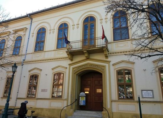 A gyulai Mogyorssy Jnos Vrosi Knyvtrban holnap, folytatdik a Vilgjr Gyulaiak sorozat. A kpen a knyvtr plete. Kp: Szke Margit – Vitalap.hu   
