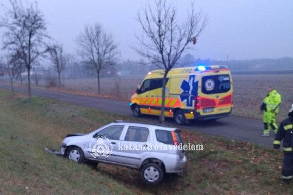 rokba hajtott egy szemlygpkocsi Bkscsaba klterletn, november 28-n, cstrtkn, reggel. Kp forrsa: Bks Vrmegyei Katasztrfavdelmi Igazgatsg