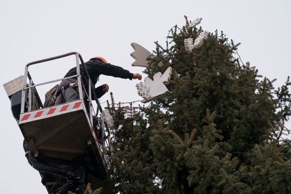 Gyuln, november 27-n, sorra dszbe ltztettk a vros karcsonyfit. Kp forrsa: dr. Grgnyi Ern polgrmester Facebook-oldala