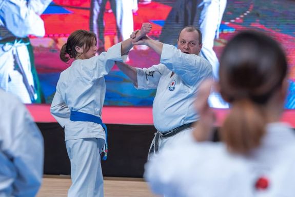 A bkscsabai Shihan Gregor Lszl VIII DAN, a szakosztly vezetje kt nvdelmi kombincit oktatott. Kp forrsa: Szerz