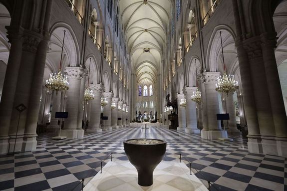 Az jjptett Notre-Dame bels tere. Kp: MTI / EPA pool/Christophe Petit Tesson