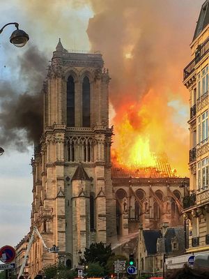  t ve, 2019. prilis 15-n, nhny perccel 19 ra eltt, lngra kapott Prizs egyik legjelentsebb plete, a feljts alatt ll Notre-Dame-szkesegyhz fbl kszlt tetszerkezete, amely nhny ra alatt szinte teljesen megsemmislt. sszeomlott a katedrlis huszrtornya is. A kpen g a Notre-Dame – a felvtel 2019. prilis 15-n, 19.51 rakor kszlt. Forrs s kp: Wikipdia