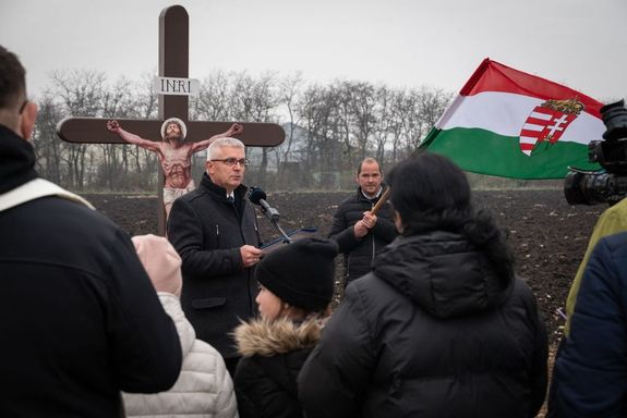 A KDNP a ,,Fogadj rkbe egy keresztet!" orszgos kezdemnyezst msfl ve hirdette meg, mert nmagban a kereszt a bke szimbluma. Kpek forrsa: Latorcai Csaba Facebook-oldala