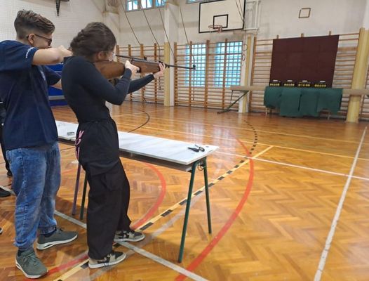 Kpek az I. Kerecsnyi Lszl Kzpiskolai Lvszversenyrl. Kpek forrsa: Knya Istvn alpolgrmester Facebook-oldala
