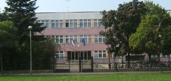  A gyulai, t�r�kzugi, emlegetett nev�n a Lila iskol�t 1979-ban �p�tett�k, r�szben k�zadakoz�sb�l. A Gyulai 5. Sz�m� �ltal�nos Iskola �s Sportiskola jelenleg az Implom J�zsef �ltal�nos Iskola tagint�zm�nye. Forr�s �s k�p: Wikip�dia   