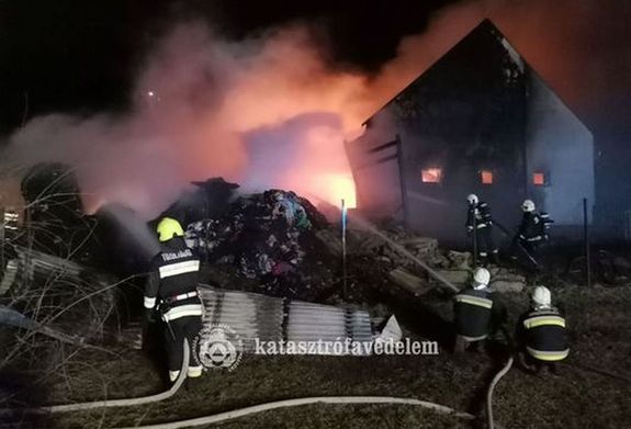  A gyors beavatkozsnak ksznheten, a szomszdos ingatlanokat sikerlt megvdeni. A tzeset sorn senki sem srlt meg. Kp: Bks Vrmegyei Katasztrfavdelmi Igazgatsg – Vitalap.hu, 2024. februr 9.