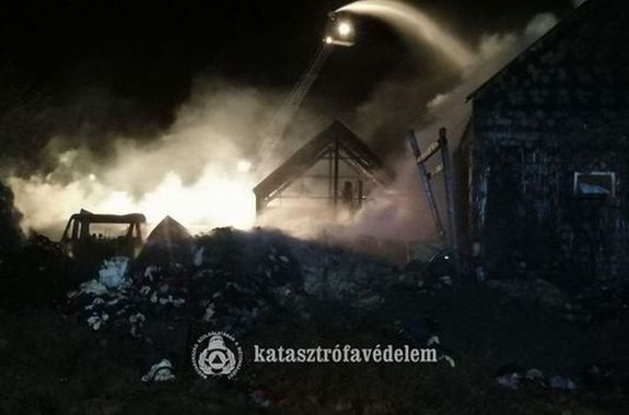 A tbb, mint tszz ngyzetmteren teljes terjedelmben g mhelyben s raktrpletben a gpek, az alkatrszek, a jrmvek teljesen megsemmisltek, az udvaron trolt raklapok s nyolcvan tonna ruhanem jelents rsze is a tz martalkv vlt. Kp: Bks Vrmegyei Katasztrfavdelmi Igazgatsg – Vitalap.hu, 2024. februr 9.