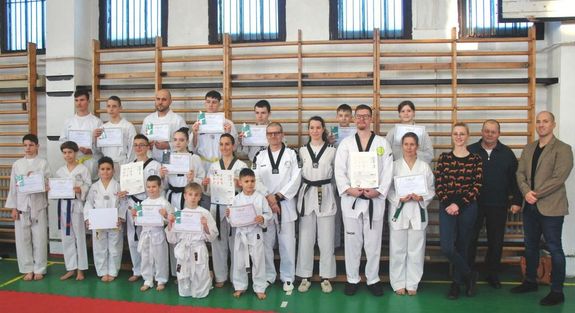 A bkscsabai JALTE WT Taekwondo Szakosztlya december 21-n, a Jankay Tibor Kt Tantsi Nyelv ltalnos Iskola tornatermben tartotta az vzr vvizsgjt, ahol a sportolk sikeres megmrettetssel zrhattk az vet. Kp forrsa: Szerz