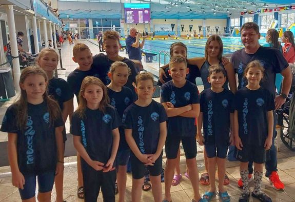  A szarvasi, sikeres klntmny a hdmezvsrhelyi uszodban Zaln Csaba edzvel. Kp: SZUSE   