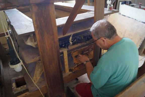 Sipos Istvn a kpolnai orgona fvjt brzi (Forrs: Sipos Istvn-archvum)