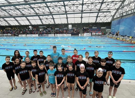 A bkscsabai utnptlskor fiatalok a nagyvradi sportuszodban