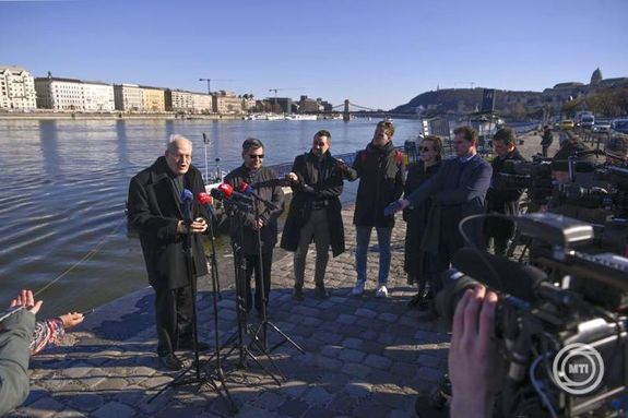 Erd Pter bboros, esztergom-budapesti rsek a budai als raktarpon, mrcius 18-n, elmondta, kezdemnyezte Ervin Gbor katolikus pap, emberment, vrtan boldogg avatst. Mellette Depaula Flavio, a boldogg avats Erd Pter ltal kinevezett posztultora. Kp: MTI / Purger Tams