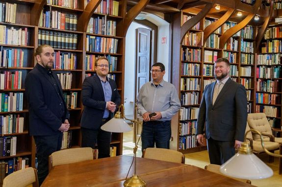 Vincze Mt helyettes llamtitkr s Rzsa Dvid, az OSZK figazgatja kedden ltogatott a gyulai knyvtrba, ahonnan beneveztek a Knyvtri Kihvs olvassnpszerst plyzatba. Kpek forrsa: dr. Grgnyi Ern polgrmester Facebook-oldala