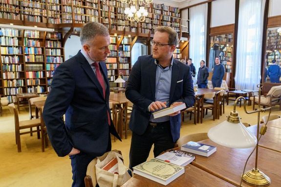 Vincze Mt helyettes llamtitkr s Rzsa Dvid, az OSZK figazgatja kedden ltogatott a gyulai knyvtrba, ahonnan beneveztek a Knyvtri Kihvs olvassnpszerst plyzatba. Kpek forrsa: dr. Grgnyi Ern polgrmester Facebook-oldala