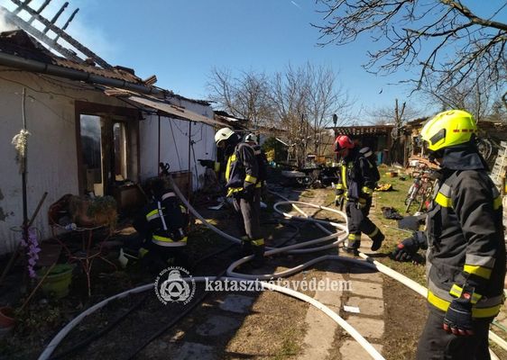 Kigyulladt egy lakhz, Gyuln, kedden, dleltt, az Aranyg tanyn. Kpek forrsa: Bks Vrmegyei Katasztrfavdelmi Igazgatsg