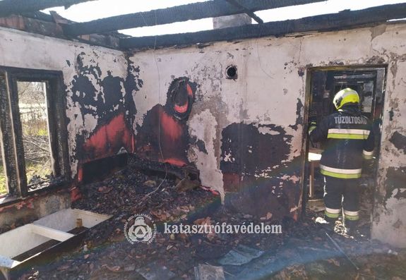 Kigyulladt egy lakhz, Gyuln, kedden, dleltt, az Aranyg tanyn. Kpek forrsa: Bks Vrmegyei Katasztrfavdelmi Igazgatsg